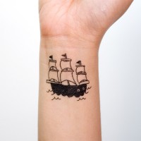 /album/ge%c3%a7ici-dovme/tattly-mike-lowery-ship-web-applied-03-grande-jpg/